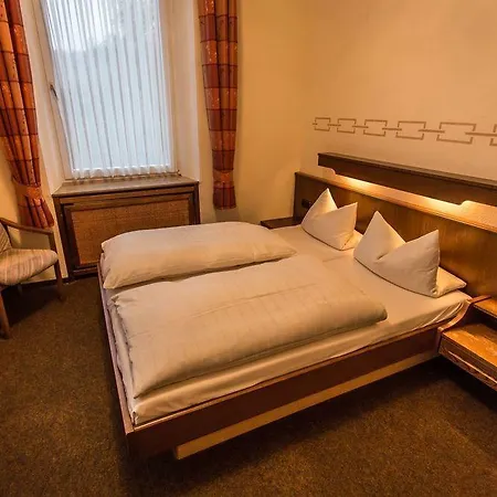 Schloss-hotel Petry 4* טריס-קארדן