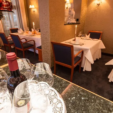 Schloss-hotel Petry ホテル トライス・カーデン